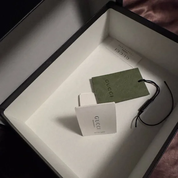 Gucci Black and White Gift Box with Green Tag - Picture 2 of 5